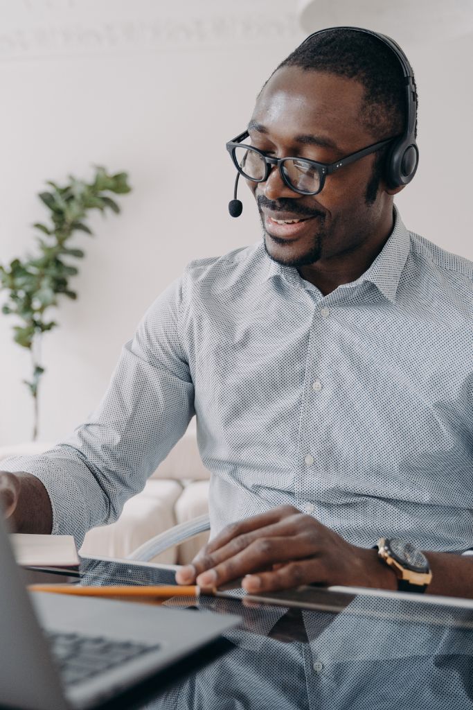 An IT consulting expert wearing a headset, actively discussing accounting software solutions with a client.